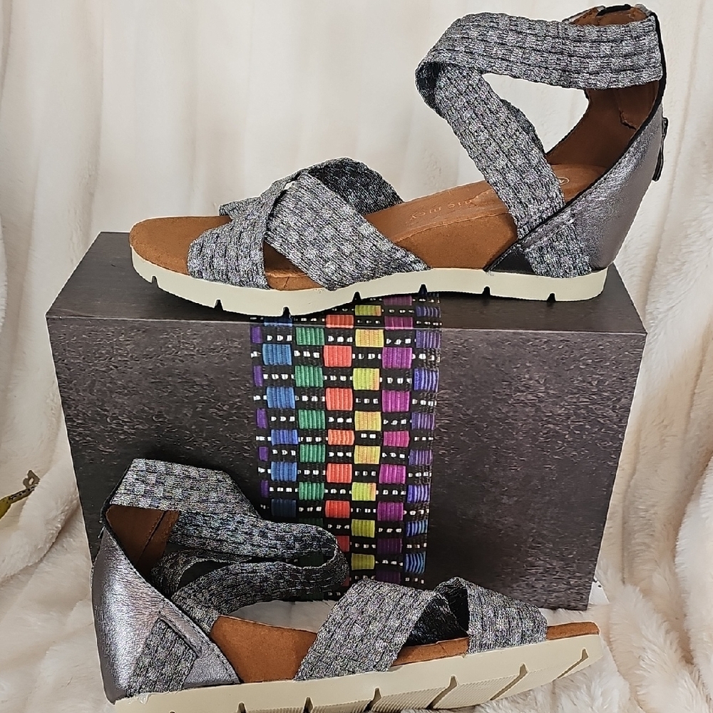 bernie mev. Women's Sandals in Metallic Gray
